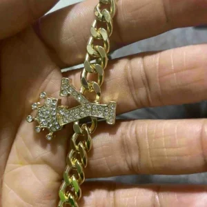 1 colgante de corona con la letra Y