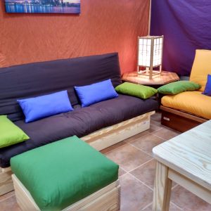 cojines «lumbares· y apoyabrazos»en sofá.