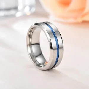 Anillo de acero inoxidable con ranura interior en azul y plateado de superficie