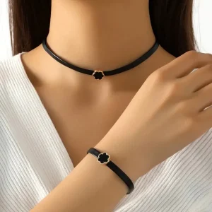 Conjunto de dos piezas: un elegante collar de trébol de cuerda de cuero sintético y una pulsera