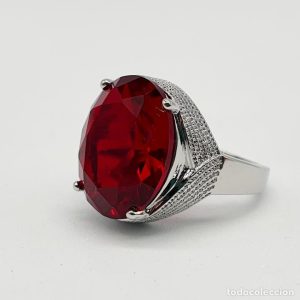 Elegante anillo vintage talla circular engarzado.