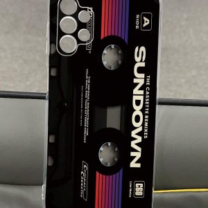 Funda anticaídas con estampado de cinta de grabación Sundown con orificio para cantar