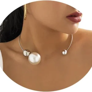 Gargantilla abierta de metal con perlas grandes