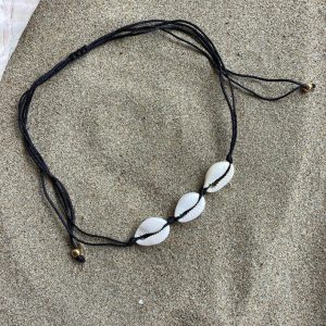 GARGANTILLA DE CONCHA con cordón negro tejido fuerte y ajustable y pequeñas cuentas decorativas