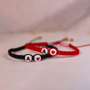 Pulsera de hilo con inicial y lindo corazon rojo