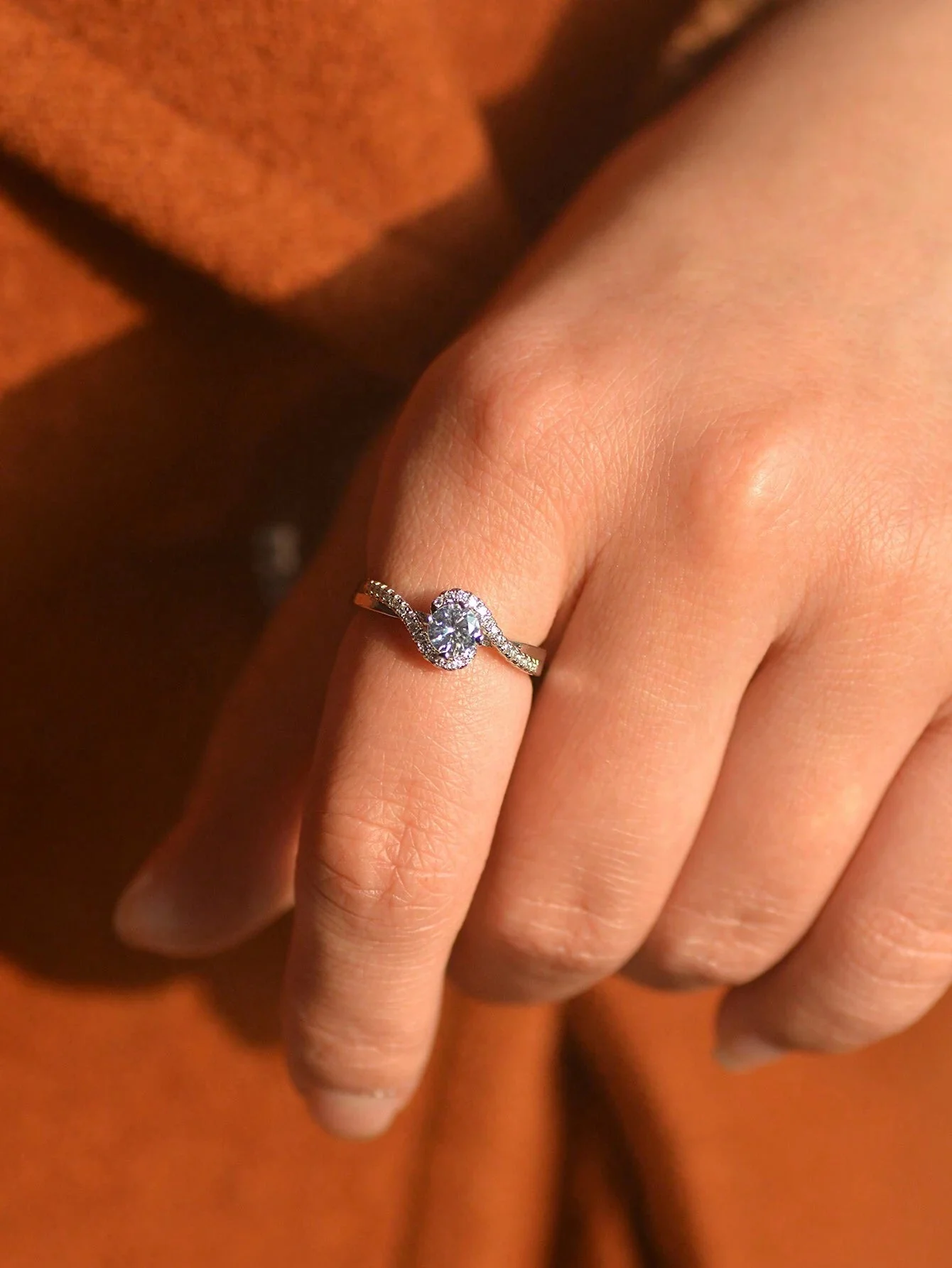 SHEIN Anillo de compromiso con circonita cúbica y caja de regalo, ajustable, con circonita - Imagen 4