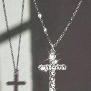 Shein Collar de colgante de cruz con diamantes incrustados