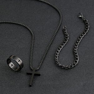 Shein Conjunto de tres piezas de joyería negra para hombre: collar, pulsera y anillo con cruz