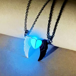 SHEIN Juego de 2 collares con dijes de alas de ángel que brillan en la oscuridad para parejas