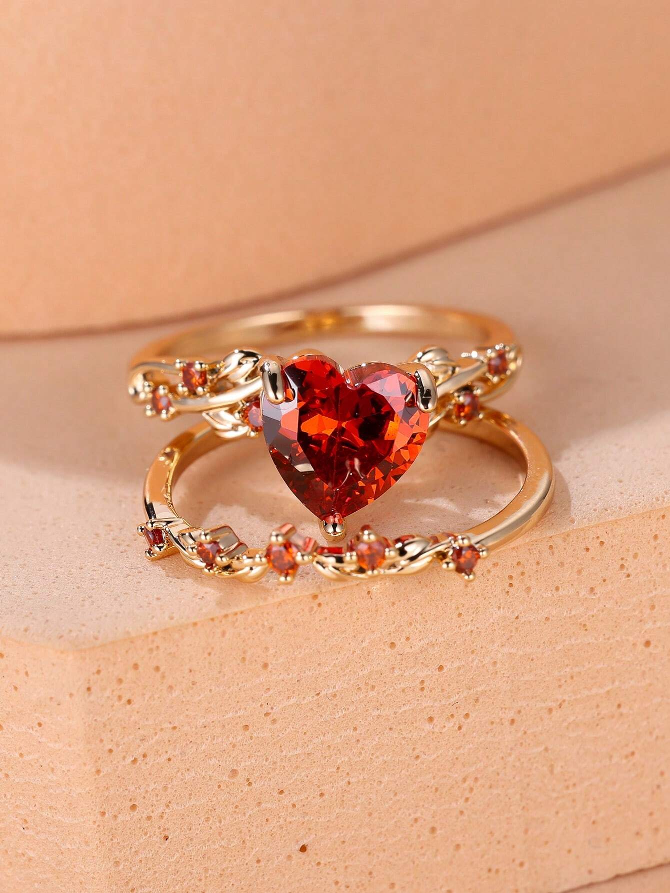 SHEIN Vanel Set de 2 anillos con garra incrustada con corazón rojo y zirconia - Imagen 3
