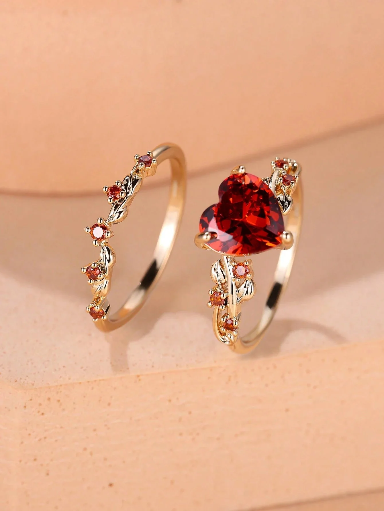 SHEIN Vanel Set de 2 anillos con garra incrustada con corazón rojo y zirconia